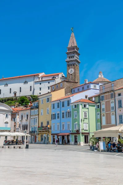 Yazın Slovenya 'nın Piran kentindeki katedrale doğru Tartini Merkez Meydanı' ndan bir manzara