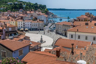 Slovenya 'nın başkenti Piran' da yaz aylarında katedralden Merkez Meydanı ve limana doğru bir manzara