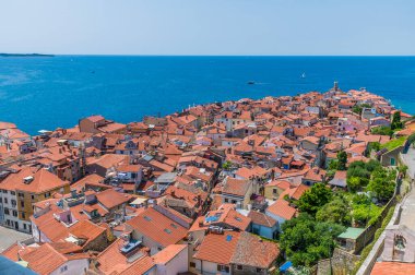 Slovenya 'nın Piran kentindeki katedral kulesinden bir manzara