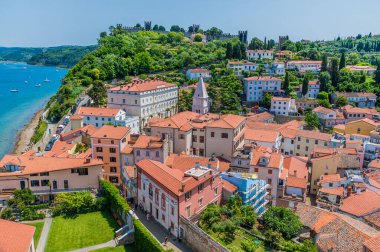 Slovenya 'nın Piran kentindeki katedral kulesinden yazın batıya bakan bir manzara