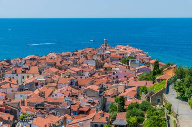 Slovenya 'nın Piran kentindeki katedral kulesinden sonlara doğru bir manzara