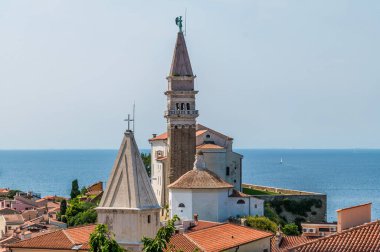 Slovenya 'nın Piran kentindeki katedral ve manastır kulelerine doğru bir manzara