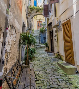 Slovenya 'nın Piran kentinin eski mahallesinde yaz mevsiminde sakin bir arka sokakta manzara