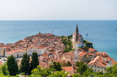 Slovenya 'nın Piran kentindeki eski mahalleye doğru eski kasaba duvarlarından bir manzara