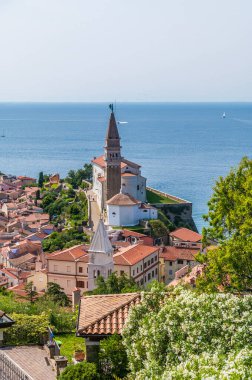 Slovenya 'nın Piran kentindeki manastır ve katedrali geçtikten sonra eski kasaba duvarlarından bir manzara