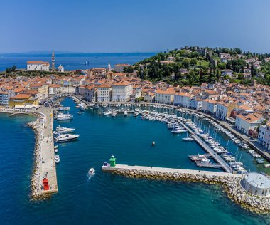 Slovenya 'nın Piran kentindeki liman girişinden bir panorama hava manzarası