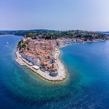 Slovenya 'nın Piran kentindeki deniz seviyelerini gösteren bir panorama hava manzarası