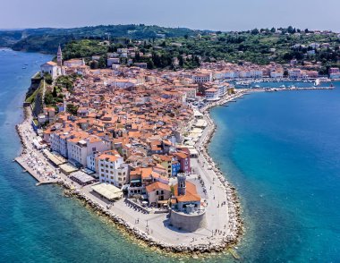 Slovenya 'nın Piran kentinde yaz mevsiminde havadan çekilmiş yakın bir görüntü