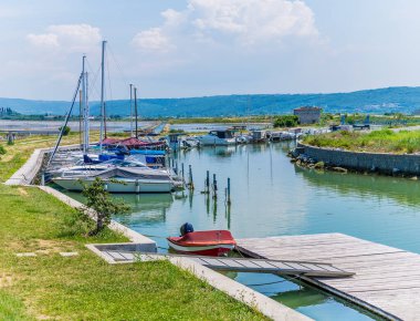 Slovenya 'nın Piran kenti yakınlarındaki Secovlje' deki tuz tavalarında Ejderhalar kanalı boyunca bir manzara
