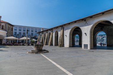 Slovenya 'nın Koper kentindeki limanın yanındaki Carpaccio Meydanı' ndan bir manzara