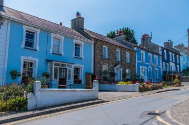 Batı Galler 'in New Quay kasabasında yaz mevsiminde parlak renkli evlerin manzarası