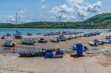 Galler 'in New Quay şehrinde yaz mevsiminde alçak gelgitte liman duvarının manzarası
