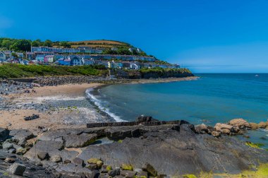 Batı sahili ve New Quay, Galler 'de yaz mevsiminde kıyı şeridi boyunca bir manzara.