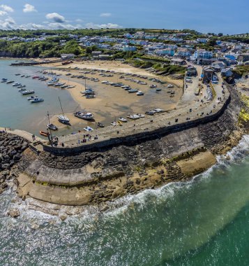 Yazın Galler 'in New Quay kentindeki liman dalgakıranının üzerinde bir hava manzarası.
