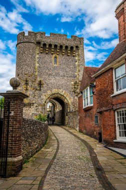 Yaz mevsiminde Lewes, Sussex, İngiltere 'deki şato barbikanına doğru bir manzara