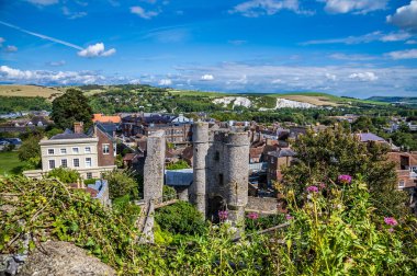 Yazın Lewes, Sussex, İngiltere 'de kalenin surlarından doğuya doğru bir manzara.