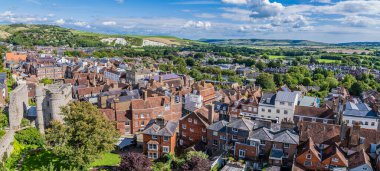 Yaz mevsiminde Lewes, Sussex, İngiltere 'deki kalenin surlarından doğuya doğru bir manzara.