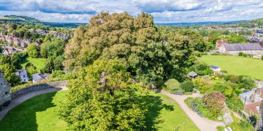 Yazın Lewes, Sussex, İngiltere 'de kalenin surlarından kuzeye bakan bir manzara.