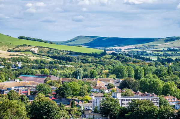 Şatonun surlarından görünen manzara yaz mevsiminde Lewes, Sussex, İngiltere 'deki South Downs' a doğru devam ediyor.