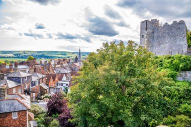 Yaz aylarında Barbican 'dan kaleye ve Lewes, Sussex, İngiltere' deki High Street 'e bir manzara