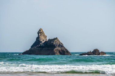 Broad Haven plajından Church Rock 'a ve Galler' deki yetim adalarına doğru bir manzara