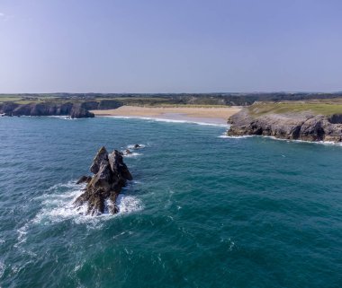 Kilise Kayası 'ndan Broad Haven plajına ve Galler' deki adalara doğru bir hava manzarası.