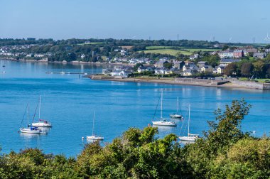 Yazın Galler 'in Pembroke Rıhtımı' ndaki nehir kıyısında demirlemiş teknelerin yanından bir manzara