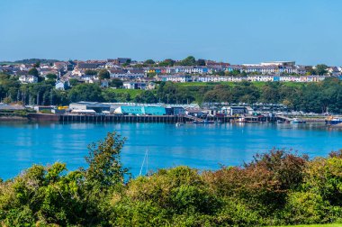 Yazın Galler 'in Pembroke Rıhtımı' ndaki nehir kıyısında bir manzara.