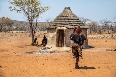 Kurak mevsimde Namibya 'daki Himba kabilesinin bir köyünün kıyısında bir manzara.