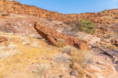 Kurak mevsimde Namibya 'nın Twyfelfontein kentindeki nehir vadisinin girişindeki büyük kayaların görüntüsü
