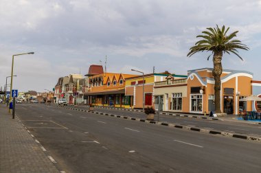 Swakopmund, Namibya 'da kurak mevsimde ana caddenin manzarası