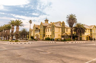 Kurak mevsimde Swakopmund, Namibya 'nın merkezine yakın renkli binaların manzarası