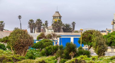 Kurak mevsimde Swakopmund, Namibya sahilinden şehre doğru bir manzara.