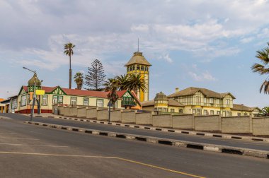 Kurak mevsimde, Swakopmund, Namibya 'daki sahilden uzak ana caddenin manzarası.