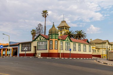 Swakopmund, Namibya 'nın ana caddesinde kurak mevsimde parlak renkli binaların manzarası