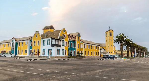 Kurak mevsimde Namibya 'nın Swakopmund kentindeki Lutheran kilisesine bakan bir kavşak noktası.