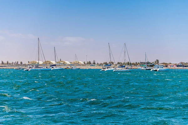 Kurak mevsimde Walvis Körfezi 'nin karşısındaki yat limanına doğru bir manzara.