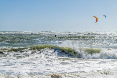 Kurak mevsimde Swakopmund, Namibya 'daki dalgalı suların manzarası