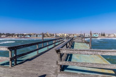 Kurak mevsimde Namibya 'nın Swakopmund sahiline doğru iskelenin bir görüntüsü.