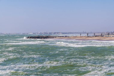 Kurak mevsimde Swakopmund, Namibya 'daki bir buruna doğru iskelenin sonundan bir manzara.