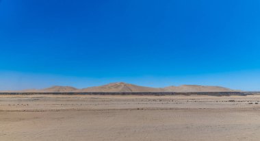 Kurak mevsimde Walvis Körfezi civarındaki çöl manzarası
