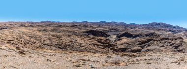 Namib-Naukluft Ulusal Parkı 'ndaki Kuiseb Geçidi' nde bir manzara, kurak mevsimde Namibya