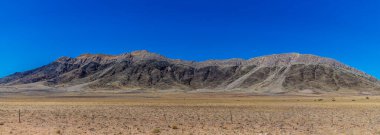 Namib-Naukluft Ulusal Parkı 'ndaki dağ manzarası, kurak mevsimde Namibya