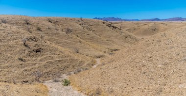 Namib-Naukluft Ulusal Parkı 'ndaki Kuiseb Geçidi' nde kurak bir vadide, kurak mevsimde Namibya 'da bir manzara.