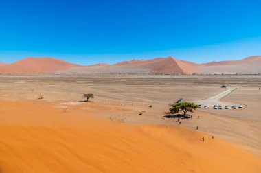 Kurak mevsimde, Sossusvlei, Namibya 'da Kum 45' ten bir manzara.