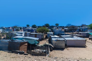 Kurak mevsimde Namibya, Windhoek 'teki gayri resmi bir yerleşim yerinden geçen manzara