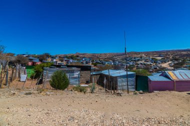 Kurak mevsimde Namibya 'nın Windhoek kentindeki gayri resmi yerleşim alanlarının manzarası