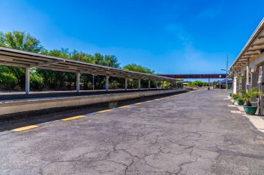 Kurak mevsimde Windhoek, Namibya 'daki eski tren istasyonunun manzarası.