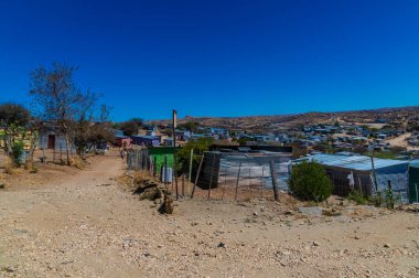 Kurak mevsimde Namibya, Windhoek 'te gayri resmi bir yerleşim yeri manzarası