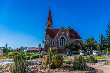 Kurak mevsimde Namibya, Windhoek 'teki İsa Kilisesi' ne doğru bir manzara.